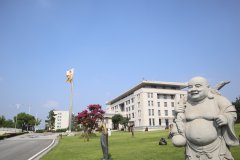 走进汗青，感触名人魅力|品尝名人雕塑的怪异韵味