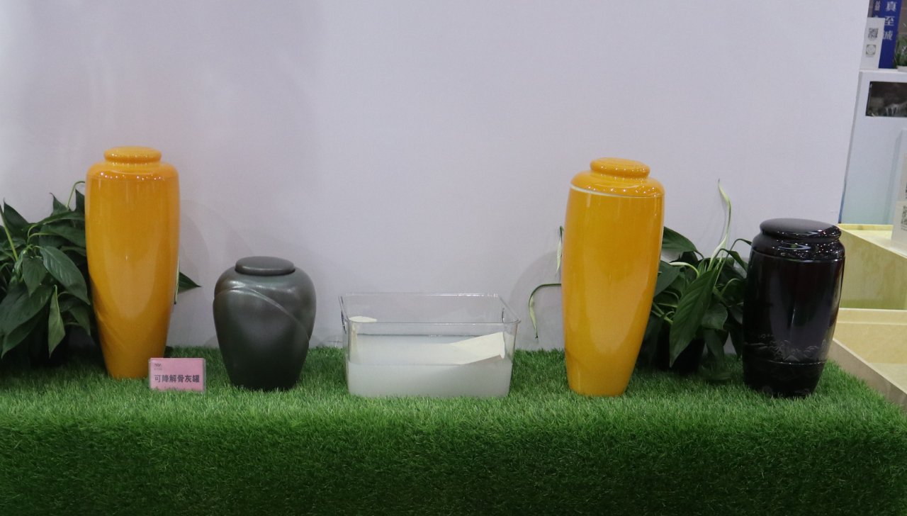 性命最后的礼物：一只能降解骨灰坛种出的绿色将来